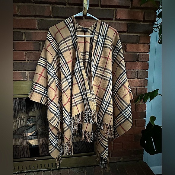 vffaas Sweaters - 🛍️V. Fraas  Classic looking 100% Acrylic poncho gorgeous.